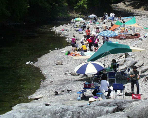 十里木ランド オフィシャルサイト 秋川渓谷でbbq 川遊び モアイ像がお出迎え